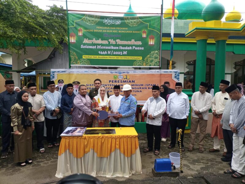 Bupati Natuna Cen Sui Lan resmikan pengoperasian SPAM Sedanau, Jumat (14/3). Sebanyak 1.410 rumah warga sudah terlayani air bersih. Peresmian disaksikan perwakilan dari Balai prasarana dan pemukiman wilayah provinsi Kepri, kementerian PU. Foto: INIKEPRI.COM