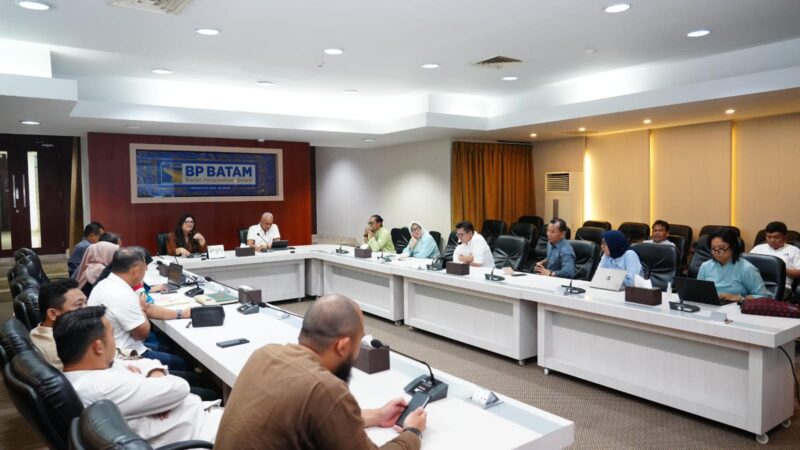 Anggota/Deputi Bidang Pelayanan Umum BP Batam, Ariastuty langsung menggelar rapat dengan BU SPAM BP Batam, untuk mencari solusi penyelesaian distribusi air ke daerah stres area. Terutama untuk kawasan Tanjung Riau dan Tanjung Uncang. Foto: INIKEPRI.COM