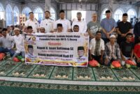 Ketua DPRD Provinsi Kepulauan Riau, Iman Sutiawan, menunjukkan kepeduliannya dengan membagikan sebanyak 2.400 paket sembako kepada warga di Perumahan Putra Jaya, Kecamatan Batu Aji, Kelurahan Tanjung Uncang, pada Minggu (16/3/2025). Foto: INIKEPRI.COM