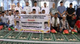 Ketua DPRD Provinsi Kepulauan Riau, Iman Sutiawan, menunjukkan kepeduliannya dengan membagikan sebanyak 2.400 paket sembako kepada warga di Perumahan Putra Jaya, Kecamatan Batu Aji, Kelurahan Tanjung Uncang, pada Minggu (16/3/2025). Foto: INIKEPRI.COM