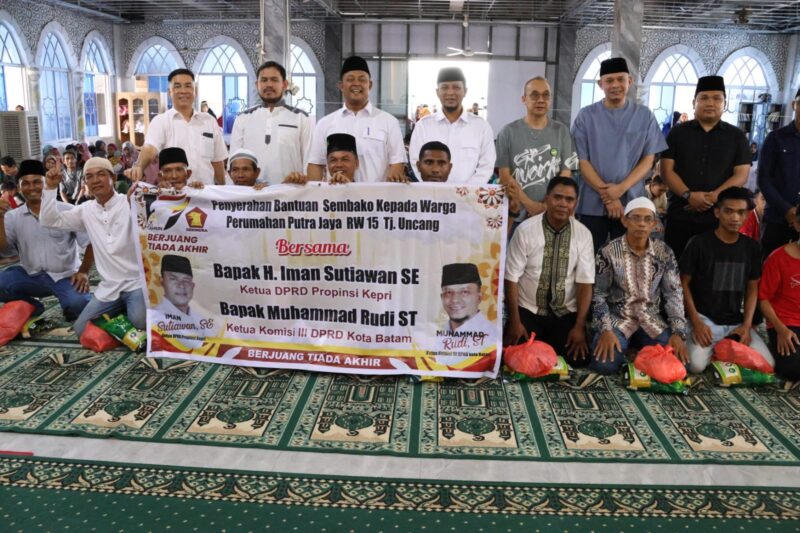 Ketua DPRD Provinsi Kepulauan Riau, Iman Sutiawan, menunjukkan kepeduliannya dengan membagikan sebanyak 2.400 paket sembako kepada warga di Perumahan Putra Jaya, Kecamatan Batu Aji, Kelurahan Tanjung Uncang, pada Minggu (16/3/2025). Foto: INIKEPRI.COM