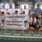 Ketua DPRD Provinsi Kepulauan Riau, Iman Sutiawan, menunjukkan kepeduliannya dengan membagikan sebanyak 2.400 paket sembako kepada warga di Perumahan Putra Jaya, Kecamatan Batu Aji, Kelurahan Tanjung Uncang, pada Minggu (16/3/2025). Foto: INIKEPRI.COM