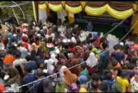 Yayasan Asmaul Husna membagikan takjil. Foto: INIKEPRI.COM