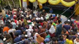 Yayasan Asmaul Husna membagikan takjil. Foto: INIKEPRI.COM
