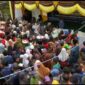 Yayasan Asmaul Husna membagikan takjil. Foto: INIKEPRI.COM