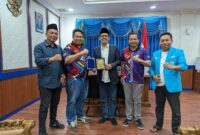Parlimen Belia Malaysia yang diwakili oleh Mohamad Nazrin Faiz Che Abd Aziz, Presiden Alumni Parlimen Belia Malaysia dan Hisyam, Ketua Bidang Alumni Parlimen Belia Malaysia, bersama ketua DPRD kota Batam Muhammad Kamalludin. Foto: INIKEPRI.COM