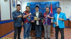 Parlimen Belia Malaysia yang diwakili oleh Mohamad Nazrin Faiz Che Abd Aziz, Presiden Alumni Parlimen Belia Malaysia dan Hisyam, Ketua Bidang Alumni Parlimen Belia Malaysia, bersama ketua DPRD kota Batam Muhammad Kamalludin. Foto: INIKEPRI.COM