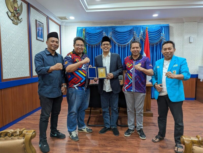 Parlimen Belia Malaysia yang diwakili oleh Mohamad Nazrin Faiz Che Abd Aziz, Presiden Alumni Parlimen Belia Malaysia dan Hisyam, Ketua Bidang Alumni Parlimen Belia Malaysia, bersama ketua DPRD kota Batam Muhammad Kamalludin. Foto: INIKEPRI.COM