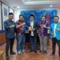 Parlimen Belia Malaysia yang diwakili oleh Mohamad Nazrin Faiz Che Abd Aziz, Presiden Alumni Parlimen Belia Malaysia dan Hisyam, Ketua Bidang Alumni Parlimen Belia Malaysia, bersama ketua DPRD kota Batam Muhammad Kamalludin. Foto: INIKEPRI.COM