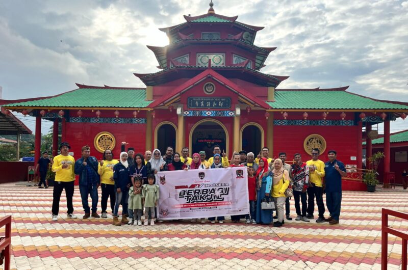Honda Adv Indonesia Chapter Batam berfoto di depan masjid Ceng Ho Bengkong. Foto: INIKEPRI.COM