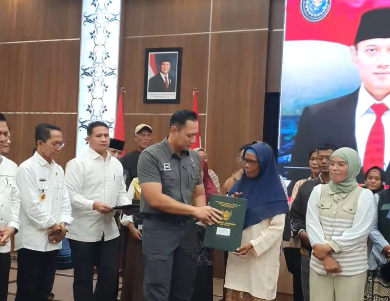 Sebanyak 68 kepala keluarga warga Pulau Rempang, menerima Sertifikat Hak Milik (SHM) atas lahan tempat tinggal mereka di Tanjung Banun, Rempang. Foto: INIKEPRI.COM