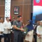 Sebanyak 68 kepala keluarga warga Pulau Rempang, menerima Sertifikat Hak Milik (SHM) atas lahan tempat tinggal mereka di Tanjung Banun, Rempang. Foto: INIKEPRI.COM