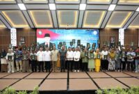 Menko Bidang Infrastruktur dan Pembangunan Kewilayahan RI, Agus Harimurti Yudhoyono (AHY) menyerahkan secara simbolis Sertifikat Hak Milik (SHM) kepada perwakilan masyarakat terdampak Pengembangan Kawasan Terpadu Rempang Eco-City yang telah menempati rumah baru di Tanjung Banon, Selasa (18/3/2025). Foto: INIKEPRI.COM/BP Batam