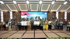 Menko Bidang Infrastruktur dan Pembangunan Kewilayahan RI, Agus Harimurti Yudhoyono (AHY) menyerahkan secara simbolis Sertifikat Hak Milik (SHM) kepada perwakilan masyarakat terdampak Pengembangan Kawasan Terpadu Rempang Eco-City yang telah menempati rumah baru di Tanjung Banon, Selasa (18/3/2025). Foto: INIKEPRI.COM/BP Batam 