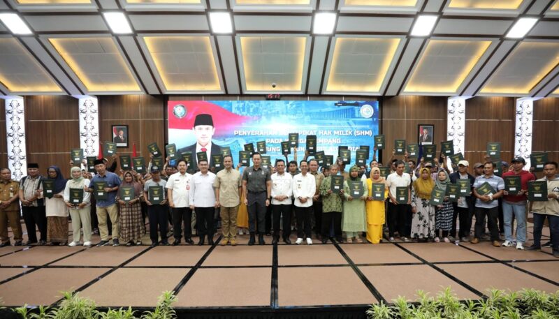 Menko Bidang Infrastruktur dan Pembangunan Kewilayahan RI, Agus Harimurti Yudhoyono (AHY) menyerahkan secara simbolis Sertifikat Hak Milik (SHM) kepada perwakilan masyarakat terdampak Pengembangan Kawasan Terpadu Rempang Eco-City yang telah menempati rumah baru di Tanjung Banon, Selasa (18/3/2025). Foto: INIKEPRI.COM/BP Batam 