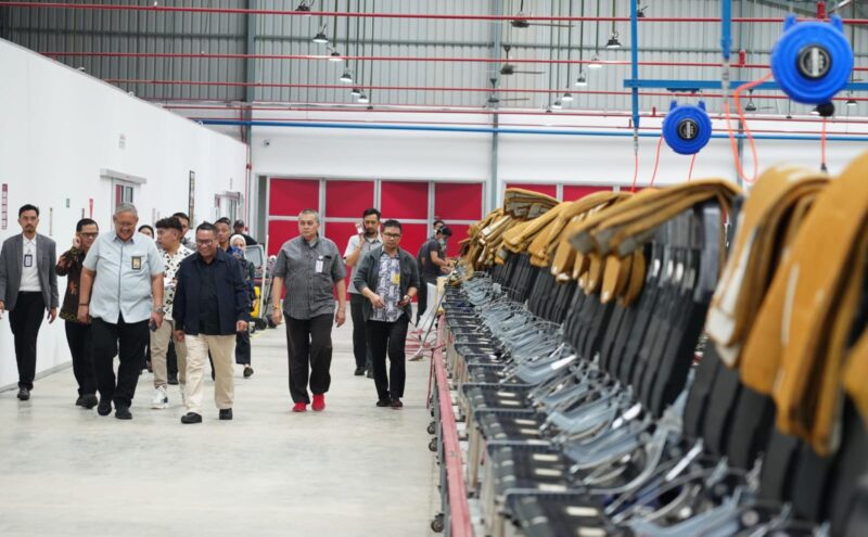 Anggota/Deputi Bidang Investasi dan Pengusahaan BP Batam, Fary Djemy Francis meninjau Kawasan Ekonomi Khusus Batam Aero Technic (KEK BAT) di Kawasan Bandara Internasional Hang Nadim, Rabu, (19/3/2025). Foto: INIKEPRI.COM