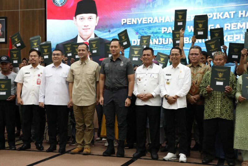 Warga terdampak pengembangan Kawasan Terpadu Rempang Eco-City mengucapkan terima kasih kepada Presiden Prabowo Subianto dan BP Batam atas penerbitan Sertifikat Hak Milik (SHM) rumah baru di Tanjung Banon. Foto: INIKEPRI.COM/BP Batam