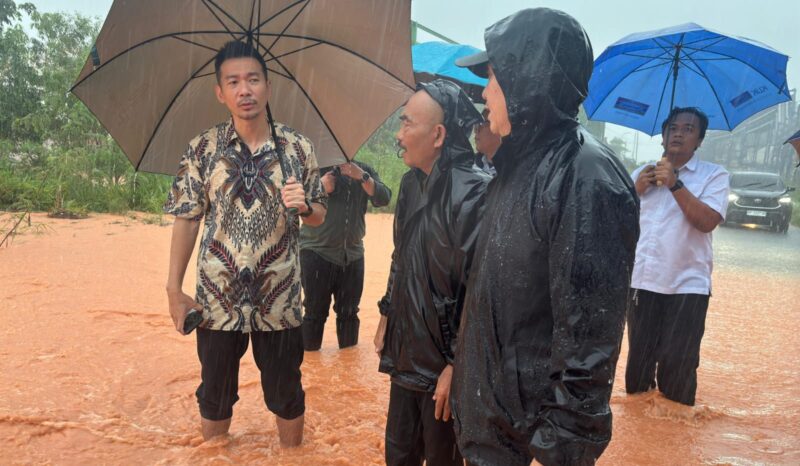 Deputi Bidang Infrastruktur BP Batam, Mouris Limanto bergerak cepat meninjau lokasi terdampak banjir. Foto: INIKEPRI.COM/BP Batam 