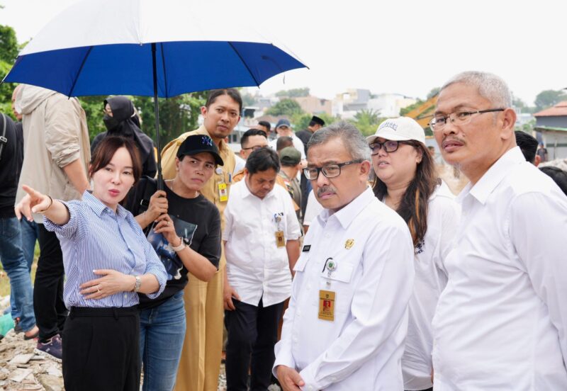 Wakil Kepala BP Batam, Li Claudia Chandra melakukan inspeksi mendadak (Sidak) ke lokasi penimbunan Daerah Aliran Sungai (DAS) Permata Baloi, Selasa (25/3/2025). Foto: INIKEPRI.COM/BP Batam