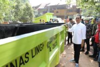 Wali Kota Batam, Amsakar Achmad, menyerahkan 40 unit bin container sampah di Tempat Pembuangan Akhir (TPA) Telaga Punggur, Kamis (27/3/2025). Foto: INIKEPRI.COM/Media Center Batam 