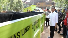 Wali Kota Batam, Amsakar Achmad, menyerahkan 40 unit bin container sampah di Tempat Pembuangan Akhir (TPA) Telaga Punggur, Kamis (27/3/2025). Foto: INIKEPRI.COM/Media Center Batam 
