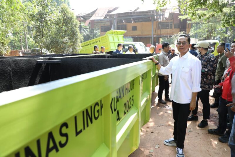 Wali Kota Batam, Amsakar Achmad, menyerahkan 40 unit bin container sampah di Tempat Pembuangan Akhir (TPA) Telaga Punggur, Kamis (27/3/2025). Foto: INIKEPRI.COM/Media Center Batam 