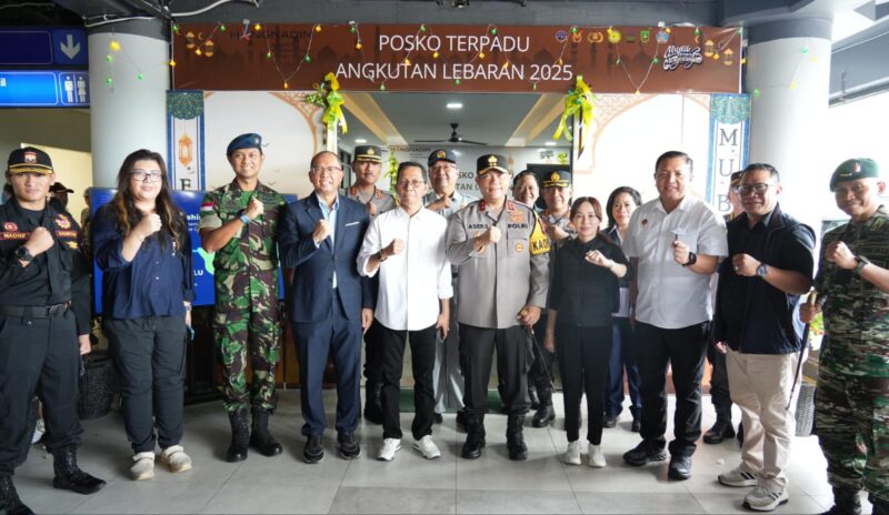 Kepala BP Batam, Amsakar Achmad bersama Wakil Kepala BP Batam, Li Claudia Chandra melakukan peninjauan langsung kondisi arus mudik, Jumat (28/3/2025). Foto: INIKEPRI.COM/BP Batam 