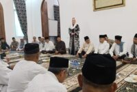 Bupati Natuna, Cen Sui Lan, bersama suaminya, H. Raja Mustakim, mengundang para Mubaligh yang ada di seluruh Kabupaten Natuna, untuk menerima zakat mal darinya. Foto: INIKEPRI.COM