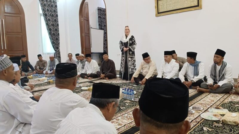 Bupati Natuna, Cen Sui Lan, bersama suaminya, H. Raja Mustakim, mengundang para Mubaligh yang ada di seluruh Kabupaten Natuna, untuk menerima zakat mal darinya. Foto: INIKEPRI.COM