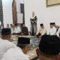 Bupati Natuna, Cen Sui Lan, bersama suaminya, H. Raja Mustakim, mengundang para Mubaligh yang ada di seluruh Kabupaten Natuna, untuk menerima zakat mal darinya. Foto: INIKEPRI.COM