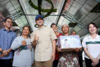 Menteri Transmigrasi RI, M. Iftitah Sulaiman Suryanagara didampingi Kepala BP Batam Amsakar Achmad dan Wakil Kepala BP Batam Li Claudia Chandra saat berdialog bersama dengan warga Rempang yang berada di Tempat Penampungan Sementara (TPS) Buana Central Park. Foto: INIKEPRI.COM