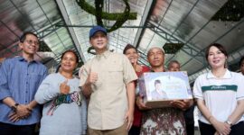 Menteri Transmigrasi RI, M. Iftitah Sulaiman Suryanagara didampingi Kepala BP Batam Amsakar Achmad dan Wakil Kepala BP Batam Li Claudia Chandra saat berdialog bersama dengan warga Rempang yang berada di Tempat Penampungan Sementara (TPS) Buana Central Park. Foto: INIKEPRI.COM
