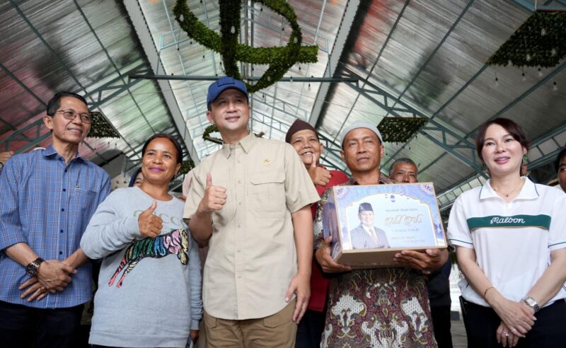 Menteri Transmigrasi RI, M. Iftitah Sulaiman Suryanagara didampingi Kepala BP Batam Amsakar Achmad dan Wakil Kepala BP Batam Li Claudia Chandra saat berdialog bersama dengan warga Rempang yang berada di Tempat Penampungan Sementara (TPS) Buana Central Park. Foto: INIKEPRI.COM