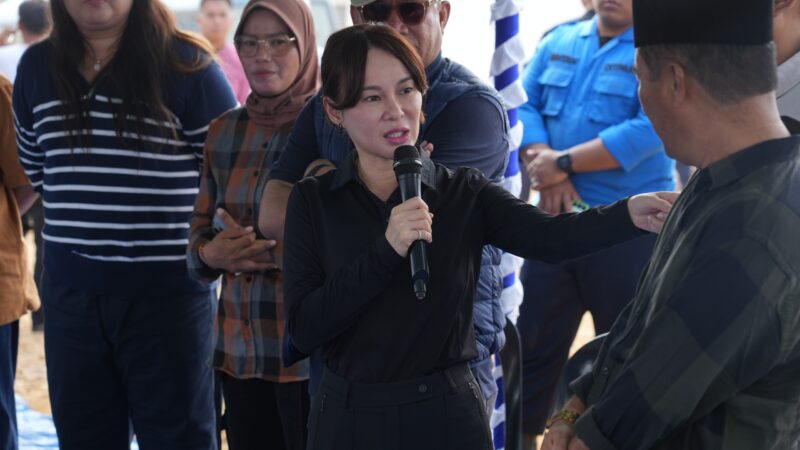 Wakil Kepala BP Batam, Li Claudia Chandra mendampingi Menteri Transmigrasi RI, M. Iftitah Sulaiman Suryanegara saat melaksanakan kunjungan kerja hari kedua di Kawasan Rempang pada Minggu, (30/3/2025). Foto: INIKEPRI.COM
