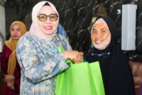 Dalam rangka mengisi bulan suci Ramadhan 1446 H, Ketua TP PKK Kota Batam, Erlita Amsakar, membagikan bingkisan sembako kepada para lansia. Bantuan tersebut diserahkan secara langsung pada Senin (3/3/2025)di Masjid Nurul Ikhwan, Perumahan Griya KPN. Foto: INIKEPRI.COM
