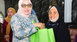 Dalam rangka mengisi bulan suci Ramadhan 1446 H, Ketua TP PKK Kota Batam, Erlita Amsakar, membagikan bingkisan sembako kepada para lansia. Bantuan tersebut diserahkan secara langsung pada Senin (3/3/2025)di Masjid Nurul Ikhwan, Perumahan Griya KPN. Foto: INIKEPRI.COM