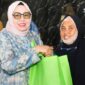 Dalam rangka mengisi bulan suci Ramadhan 1446 H, Ketua TP PKK Kota Batam, Erlita Amsakar, membagikan bingkisan sembako kepada para lansia. Bantuan tersebut diserahkan secara langsung pada Senin (3/3/2025)di Masjid Nurul Ikhwan, Perumahan Griya KPN. Foto: INIKEPRI.COM