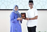 Ketua Dewan Kerajinan Nasional Daerah (Dekranasda) Provinsi Kepulauan Riau Hj. Dewi Kumalasari Ansar secara resmi membuka kegiatan Sahabat Ibu Cakap Literasi Keuangan Syariah (SiCantikS) yang diselenggarakan oleh Otoritas Jasa Keuangan (OJK) Provinsi Kepulauan Riau. Acara ini berlangsung di Gedung Dekranasda Kepri, Tanjungpinang, pada Jumat (14/3). Foto: INIKEPRI.COM/Diskominfo Kepri 