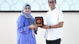 Ketua Dewan Kerajinan Nasional Daerah (Dekranasda) Provinsi Kepulauan Riau Hj. Dewi Kumalasari Ansar secara resmi membuka kegiatan Sahabat Ibu Cakap Literasi Keuangan Syariah (SiCantikS) yang diselenggarakan oleh Otoritas Jasa Keuangan (OJK) Provinsi Kepulauan Riau. Acara ini berlangsung di Gedung Dekranasda Kepri, Tanjungpinang, pada Jumat (14/3). Foto: INIKEPRI.COM/Diskominfo Kepri 