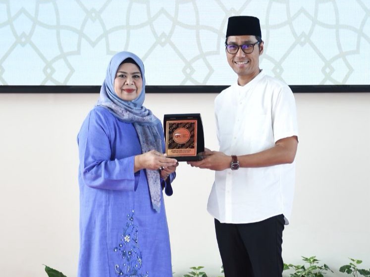 Ketua Dewan Kerajinan Nasional Daerah (Dekranasda) Provinsi Kepulauan Riau Hj. Dewi Kumalasari Ansar secara resmi membuka kegiatan Sahabat Ibu Cakap Literasi Keuangan Syariah (SiCantikS) yang diselenggarakan oleh Otoritas Jasa Keuangan (OJK) Provinsi Kepulauan Riau. Acara ini berlangsung di Gedung Dekranasda Kepri, Tanjungpinang, pada Jumat (14/3). Foto: INIKEPRI.COM/Diskominfo Kepri 