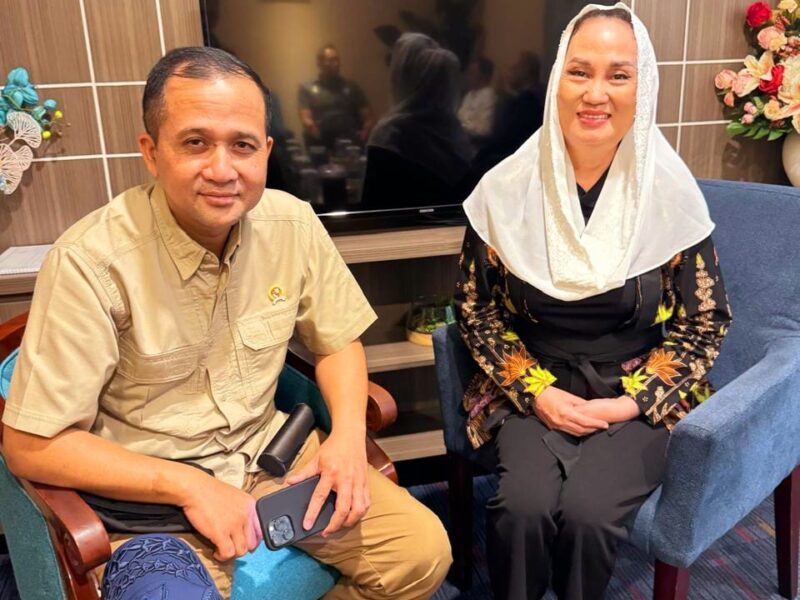 Cen Sui Lan Bupati Natuna bersama Muhamad Iftitah Sulaiman Menteri Transmigrasi, membahas masalah penyelesaian Lahan Transmigrasi di Natuna pada Selasa (18/3) di Batam. Foto: INIKEPRI.COM