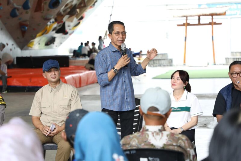 Wali Kota sekaligus Ex Officio Kepala BP Batam Amsakar Achmad dalam dialog bersama warga di lokasi penampungan sementara, Buana Central Park, pada Sabtu (29/3/2025). Foto: INIKEPRI.COM
