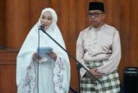 Bupati Natuna Cen Sui Lan dalam sambutannya didampingi Wakil Bupati Jarmin Sidik sebelum melaksanakan Sholat Idul Fitri 1446 H/2025 M, bertempat di Baitul Izzah, Masjid Agung Natuna, Senin (31/3/2025). Foto: INIKEPRI.COM