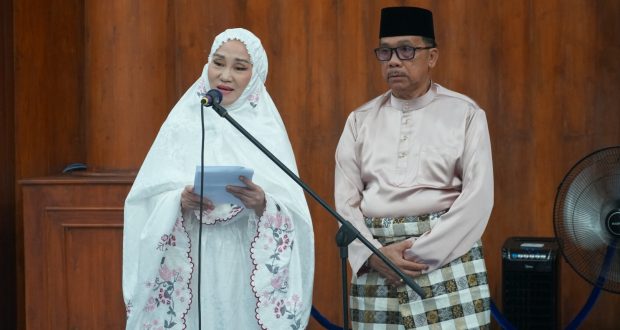 Bupati Natuna Cen Sui Lan dalam sambutannya didampingi Wakil Bupati Jarmin Sidik sebelum melaksanakan Sholat Idul Fitri 1446 H/2025 M, bertempat di Baitul Izzah, Masjid Agung Natuna, Senin (31/3/2025). Foto: INIKEPRI.COM