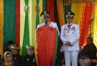 Lis Darmansyah dan Raja Ariza prosesi adat Melayu, tepuk tepung tawar, di gedung Lembaga Adat Melayu (LAM) Kota Tanjungpinang, Sabtu (1/3/2025). Foto; INIKEPRI.COM/Diskominfo Tanjungpinang 