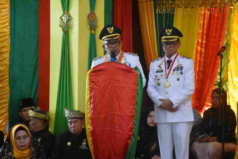 Lis Darmansyah dan Raja Ariza prosesi adat Melayu, tepuk tepung tawar, di gedung Lembaga Adat Melayu (LAM) Kota Tanjungpinang, Sabtu (1/3/2025). Foto; INIKEPRI.COM/Diskominfo Tanjungpinang 