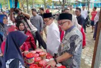 Wali Kota Tanjungpinang, Lis Darmansyah, bersama Wakil Wali Kota, Raja Ariza, meninjau langsung kegiatan Operasi Pasar Murah hasil kerja sama antara Pemerintah Kota (Pemko) Tanjungpinang dan Bank Indonesia. Foto: INIKEPRI.COM