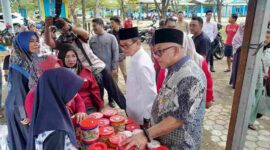 Wali Kota Tanjungpinang, Lis Darmansyah, bersama Wakil Wali Kota, Raja Ariza, meninjau langsung kegiatan Operasi Pasar Murah hasil kerja sama antara Pemerintah Kota (Pemko) Tanjungpinang dan Bank Indonesia. Foto: INIKEPRI.COM