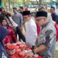 Wali Kota Tanjungpinang, Lis Darmansyah, bersama Wakil Wali Kota, Raja Ariza, meninjau langsung kegiatan Operasi Pasar Murah hasil kerja sama antara Pemerintah Kota (Pemko) Tanjungpinang dan Bank Indonesia. Foto: INIKEPRI.COM