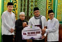 Wali Kota Tanjungpinang, Lis Darmansyah, bersama Wakil Wali Kota Raja Ariza melaksanakan Safari Ramadan perdana di Masjid Nurul Iman,  Jalan Pancur, Kelurahan Bukit Cermin, Rabu (5/3/2025) malam. Foto: INIKEPRI.COM/Diskominfo Tanjungpinang 